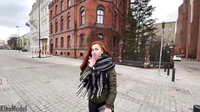 Bilketa publikoa: neska ederra iPhone batengatik izorratzen da eta puxian esperma jasotzen du. CleoModel